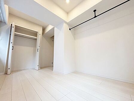 ストレージルームやお子様部屋、書斎など収納部屋としても集中して作業する部屋としても多方面で活躍してくれます。収納とクローゼットもあるので室内を広く、有効的にお使いいただけます。