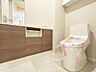 トイレ：ウォシュレットのついた温水洗浄便座のトイレです。扉付きの吊戸棚もあり、掃除用具や予備のトイレットペーパーなども隠してたっぷり収納できます。手洗い機は壁面にあり、お子様も洗いやすいです。