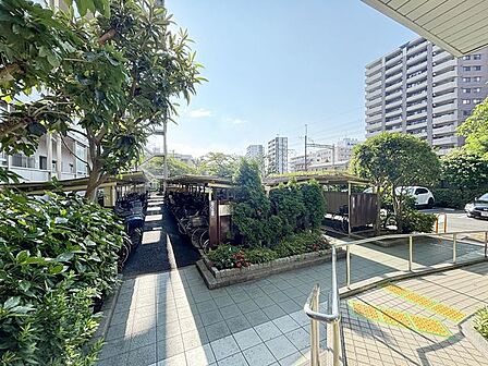 マンション敷地内に植栽が豊かに施された整備された散歩道があり、四季折々の自然を感じながらゆったりと散策できる癒しの空間です。住民の憩いの場として快適さを高めています。