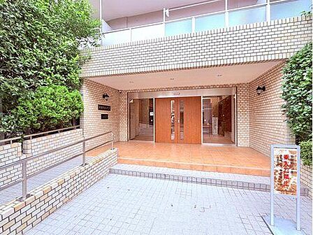 住まいの第一印象を彩る上質な空間。ゆとりある設計と洗練されたデザインが、訪れる人をやさしく迎え入れます。共用部分も丁寧に管理されており、清潔感のある落ち着いた雰囲気を保っている魅力的なエントランス♪