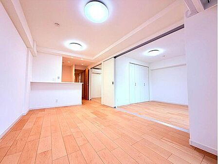 新規エアコンが設置された快適なLDKエリア。お部屋全体が見渡せる対面式キッチン仕様で、小さなお子様を見守りながらご家族との豊かなコミュニケーションや団らんが実現します。