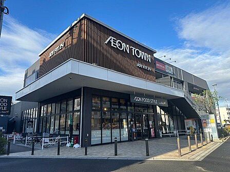 ダイエー市川大和田店 徒歩11分。生鮮食品、お弁当や惣菜などのデリカ、お酒、焼き立てパンが楽しめる「Dsベーカリー」やイートインスペースなどを備えています。 880m