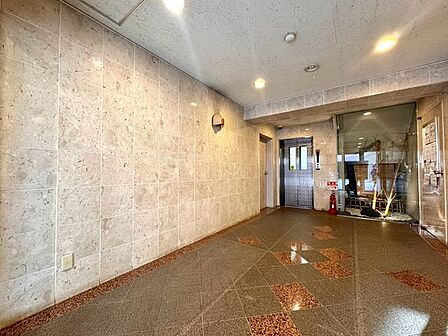重厚感溢れるエントランスは、マンションの一つの特徴でもあります。セキュリティーに守られている館内は静寂な中が保たれており、管理が行き届いている印象を受けました。