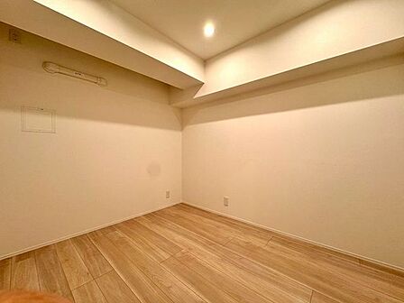 木目調の建具が温かみを演出する居室です。リビングとのつながりを感じられる間取りで、寝室はもちろん書斎やワークスペースなどライフスタイルに合わせて活用できます。