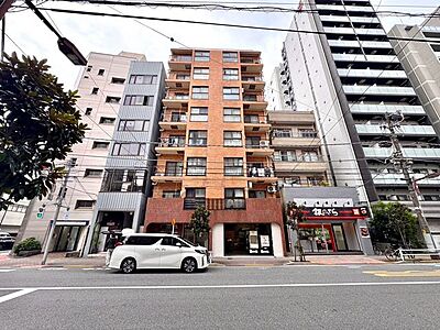 外観:落ち着いた色合いでまとめられたマンションの外観です。建物前には植栽が整えられ、エントランスまわりもすっきりとした印象。周囲の街並みに馴染みながら、整った佇まいが魅力の住まいです。 外観:落ち着いた色合いでまとめられたマンションの外観です。建物前には植栽が整えられ、エントランスまわりもすっきりとした印象。周囲の街並みに馴染みながら、整った佇まいが魅力の住まいです。