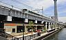 周辺：東京ミズマチ さまざまな店舗が集まるショッピングモールで、日々の暮らしに必要なものを身近で揃えられます。普段のお買い物から休日のショッピングまで便利に利用できます。 2090m