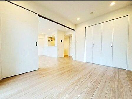 隣接する洋室の引き戸を開け放てば、大空間となります!目の届く洋室はお子様のお昼寝・遊びスペースとしても良いですね♪収納も大きいのですっきりとした暮らしをサポートする設計です。