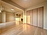 室内：木目調の建具が温かみを演出する居室です。リビングとのつながりを感じられる間取りで、寝室はもちろん書斎やワークスペースなどライフスタイルに合わせて活用できます。