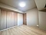 室内：在宅ワークや趣味の部屋としても使いやすい洋室。落ち着いた雰囲気の空間で、周囲を気にせず集中できる環境が整っています。ライフスタイルに合わせて柔軟に使える一室です。