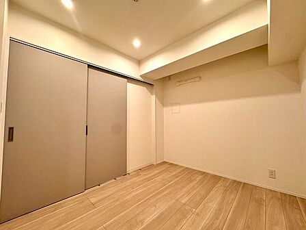 ベッドを配置してもゆとりある広さを確保できる寝室です。落ち着いた空間で、毎日の疲れをしっかり癒せる心地よい住空間。家具の配置もしやすく、自分らしく快適に過ごせるお部屋です。