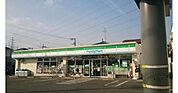 ファミリーマート南花畑店まで317m  24時間いつでも買い物ができ、ATMや公共料金の支払い、宅配サービスなど暮らしに必要な用事を一ヶ所でサッと済ませられるのが魅力です。また、夜間でも人通りがあるこ