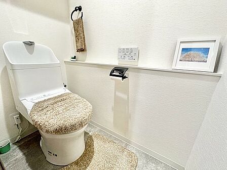 温水洗浄便座付きトイレです。優れた節水効果や汚れが付きにくい便座など、ほしかった機能が揃ったウォシュレット一体型トイレです。収納に便利な吊戸棚を備え付けています。