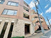ＪＲ常磐線「亀有」歩7分に位置した、コンクリート造の7階建マンションです。セキュリティーが充実しており、ペット飼育も可能！小学校や中学校が徒歩10分件内で快適にお住まいいただけます。