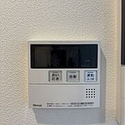 スイッチ1つで一定量の湯を浴槽に張ったり、保温や追い焚きをすることができるシステムが付いたオートバスです。まったりと楽しめる癒しのバスタイムをぜひご堪能ください♪