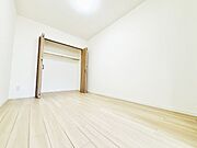 各部屋に収納があり、クローゼットをうまく使えば広々快適な寝室になります。窓も多く、日当たりも風通しも良好なためお子様の勉強部屋としても活躍しそうです♪