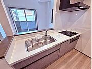 機能性とデザイン性を兼ね備えた、使い勝手の良い空間。作業スペースをゆったり確保し、調理や配膳もスムーズに行えます。収納も充実しており、調理器具や食器、ストック品までしっかり整理整頓。