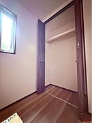 各部屋に収納があり、クローゼットをうまく使えば広々快適な寝室になります。窓も多く、日当たりも風通しも良好なためお子様の勉強部屋としても活躍しそうです♪