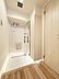 玄関：玄関スペースは、明るく清潔感のある印象。収納も備えられており、靴や小物を整理しやすく、来客時にも好印象を与える空間です。毎日の出入りも気持ちよく行えます。