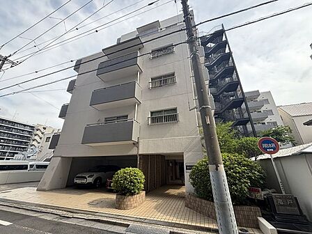 重厚感のある外観フォルムが印象的なマンションです。道路側からの視認性も良く、周辺の街並みと調和した佇まいが魅力。落ち着いた住環境の中で安心して暮らせる住まいです。