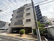 重厚感のある外観フォルムが印象的なマンションです。道路側からの視認性も良く、周辺の街並みと調和した佇まいが魅力。落ち着いた住環境の中で安心して暮らせる住まいです。