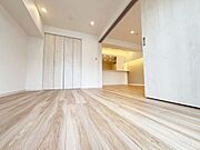 落ち着いた色合いの内装と木目調フローリングが調和した室内空間。シンプルなデザインでインテリアを合わせやすく、家族構成やライフスタイルに合わせて使いやすい住まいです。