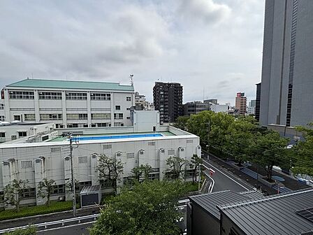 住戸からは開放感のある眺望が広がり、空の広さを身近に感じられます。周囲の建物との距離も確保されており、日中は心地よい陽光が差し込む、明るく快適な住空間を演出してくれます。