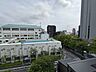 その他：住戸からは開放感のある眺望が広がり、空の広さを身近に感じられます。周囲の建物との距離も確保されており、日中は心地よい陽光が差し込む、明るく快適な住空間を演出してくれます。