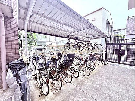 敷地内に屋根付きの駐輪場があるので悪天候でも安心です、住居者専用なので防犯面も安心してご利用いただけます。空き状況はお気軽にご確認ください。