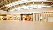 エキュート日暮里 徒歩35分。総菜やスイーツ、ベーカリー、雑貨などの店舗が充実しており、通勤や通学、成田空港への移動の際などに手軽に買い物が楽しめます。 2800m