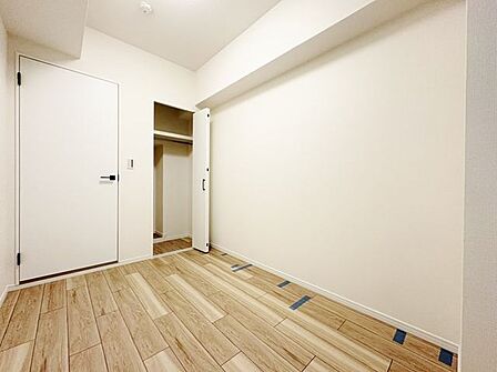 生活感を感じない空間では落ち着く事はできませんし、生活感を感じ過ぎてもいけません。絶妙な雰囲気を纏った配色や素材感を意識してコーディネート致しました。