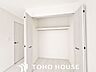 収納：ハンガーパイプや枕棚が備え付けられた、実用的な衣類用クローゼット。丈の長いコートから季節物のケースまでスッキリと収まるため、居室内に余計な家具を置く必要がなく、お部屋を最大限広く使っていただけます。