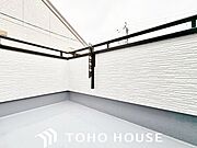 充分な広さが確保されたバルコニー。日当たりのよい住宅エリアですので、多くの陽光が降り注ぎ、室内には陽だまりを生み出してくれます。