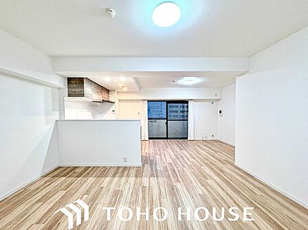 空気感という居心地の良いBGMは、暮らしのステージを彩り、心からのやすらぎと満足感を与えてくれます。通風と採光を考慮したリビングは地域の鼓動を感じながらお寛ぎ頂くことが可能です。