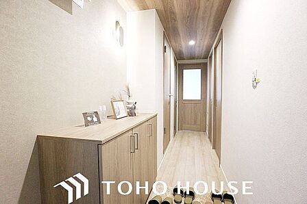新居を構える事で必ずお客様は増えますし、ついつい招きたくもなるものです。そんな中で広々した玄関スペースは何かと重宝します。ベビーカーも楽々置けるゆったりスペースが魅力です。