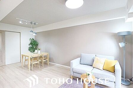 空気感という居心地の良いＢＧＭは、暮らしのステージを彩り、心からのやすらぎと満足感を与えてくれます。通風と採光を考慮したリビングは地域の鼓動を感じながらお寛ぎ頂くことが可能です。