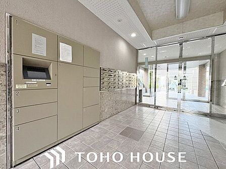 お仕事でお帰りが遅い方にも、ご夫婦でお仕事されている方にも、確実にお荷物の受け取りが出来るので安心です。住まう方への配慮が行き届いた人気商品です。