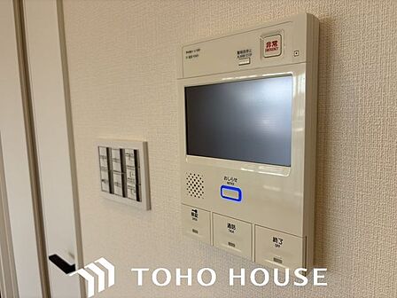 「見える安心」をカタチにしました。 誰が来てもわかる様にモニター付きインターホンを設置。快適と安らぎを合わせた優しい設計。外出時にも便利な録画機能を標準完備。