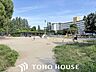 周辺：近所のお子さんで賑わいを見せる広い公園「旭公園」まで徒歩3分。 210m