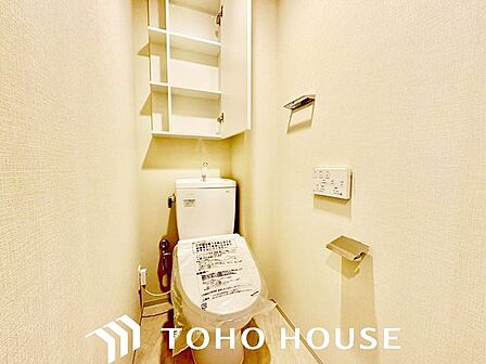 シンプルに清潔感のあるホワイト色。収納が付いて実用性も兼ね備えた造り。換気出来るよう、窓も完備。いつも清潔な空間であって頂けるよう配慮しました。