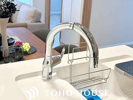 ヘッド部分が引き出せるハンドシャワー水栓を採用。シンクの隅々まで水が届くため、大きなお鍋やフライパンの洗浄、シンクのお掃除が簡単に行えます。毎日の片付けの時短にも繋がる使い勝手の良い設備です。
