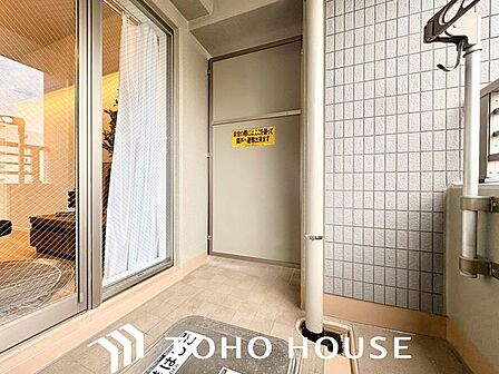 ワイドバルコニーを設け、大家族にも対応できる物干しスペースを確保しております。防水加工が施されておりますので経年劣化等にも対応しております。
