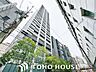 外観：【外観】周囲の景観に調和する美しい外観。アースカラーのタイルがおだやかな佇まいに明るい開放感を与えます。