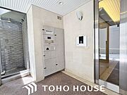 お仕事でお帰りが遅い方にも、ご夫婦でお仕事されている方にも、確実にお荷物の受け取りが出来るので安心です。住まう方への配慮が行き届いた人気商品です。