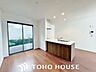リビング/ダイニング：デッドスペースを抑えた無駄のない形状。壁面を有効に活用できる設計のため、家具を効率よく配置できます。限られた空間のポテンシャルを最大限に引き出し、数字以上の使い勝手を実現した間取りです。
