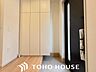 玄関：靴が散らかりがちな玄関には天井まで高さのあるシューズボックスを設け、整理整頓された空間を保てそう。可動棚になっていますので、長靴やブーツもスッキリ片付きます。