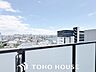 その他：バルコニーからは開けた眺望を楽しむ事が出来る。光が注がれる青い空から鮮やかに赤色にゆっくりと染まり、漆黒に瞬く星を見上げる。そんな優しい時間がここでは流れてゆく。家族の笑顔が集まる空間。