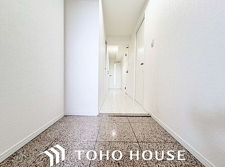 新居を構える事で必ずお客様は増えますし、ついつい招きたくもなるものです。そんな中で広々した玄関スペースは何かと重宝します。ベビーカーも楽々置けるゆったりスペースが魅力です。