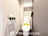 トイレ：ホワイトを基調とした、清潔感あふれるシンプルなトイレ空間。限られたスペースながらも、お手入れのしやすい床材やクロスが採用されており、日々の掃除がスムーズに行える機能的な造りに仕上がっています。