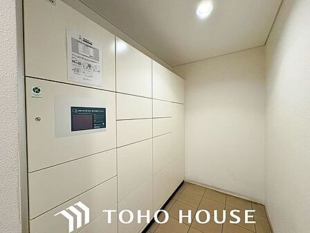お仕事でお帰りが遅い方にも、ご夫婦でお仕事されている方にも、確実にお荷物の受け取りが出来るので安心です。住まう方への配慮が行き届いた人気商品です。