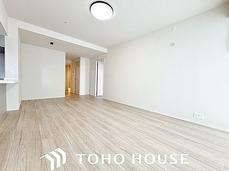窓からの採光をしっかりと確保した明るい洋室。日中は自然光が室内に心地よく行き渡り、爽やかな空間を演出します。毎日の目覚めを心地よく迎えられるため、主寝室としての利用にもおすすめです。